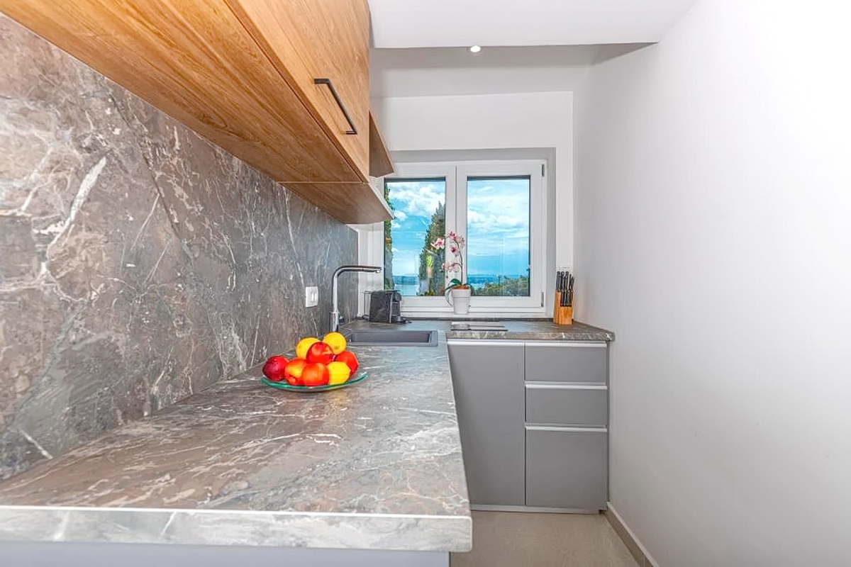 Crikvenica, vila z osmimi stanovanjskimi enotami na odlični lokaciji!