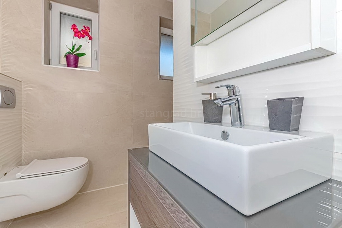 Crikvenica, vila z osmimi stanovanjskimi enotami na odlični lokaciji!