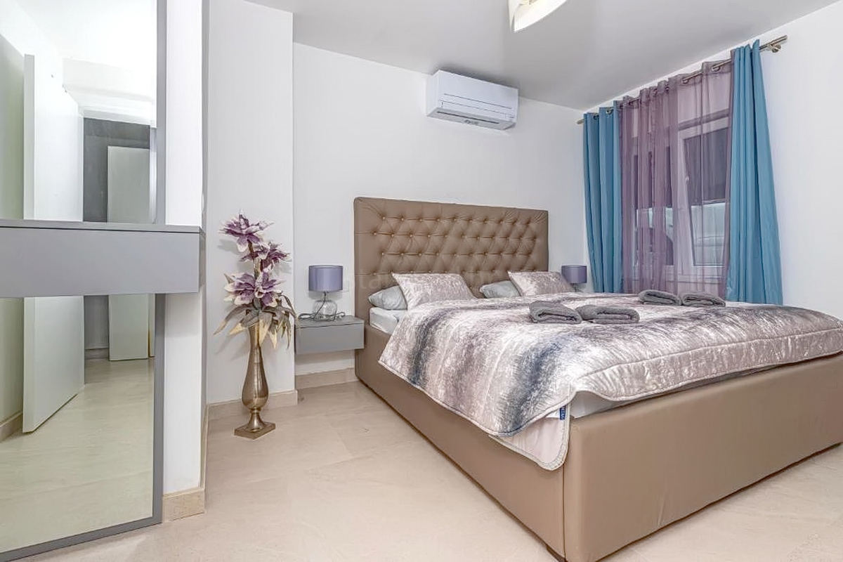 Crikvenica, vila z osmimi stanovanjskimi enotami na odlični lokaciji!