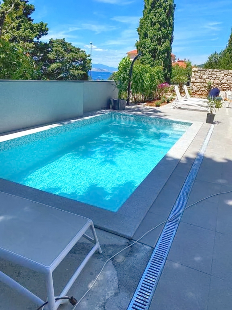 Crikvenica, vila z osmimi stanovanjskimi enotami na odlični lokaciji!