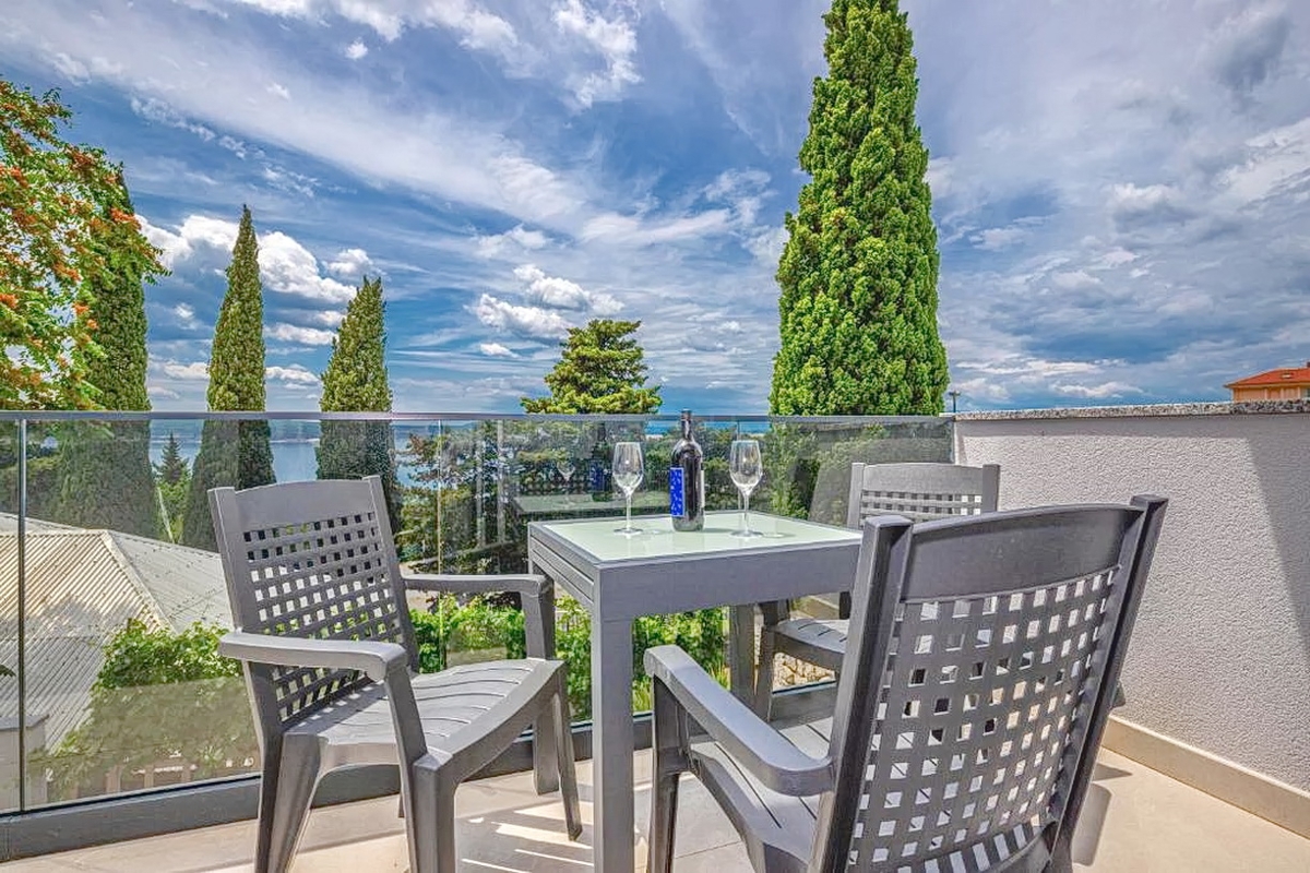 Crikvenica, vila z osmimi stanovanjskimi enotami na odlični lokaciji!