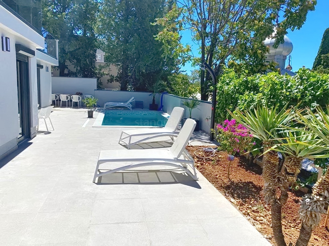 Crikvenica, vila z osmimi stanovanjskimi enotami na odlični lokaciji!