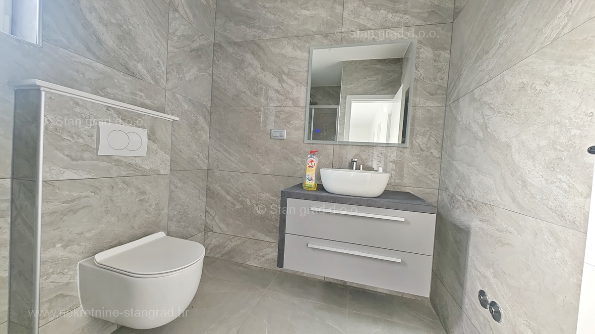 Malinska, moderna samostojna hiša z bazenom!