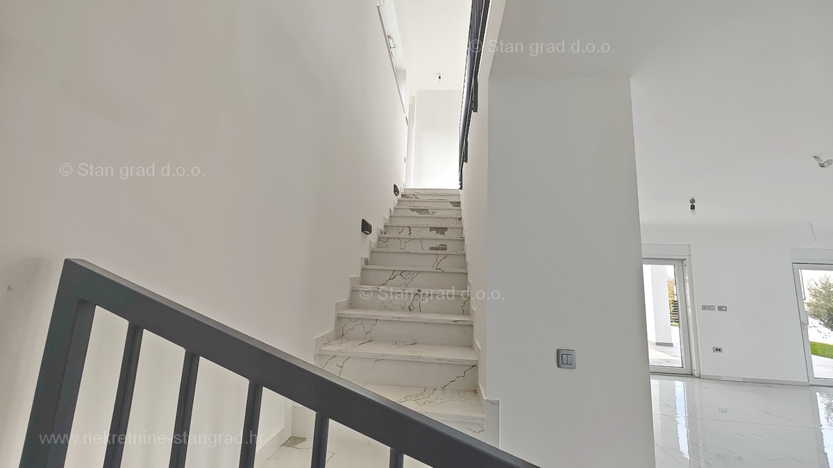 Malinska, moderna samostojna hiša z bazenom!