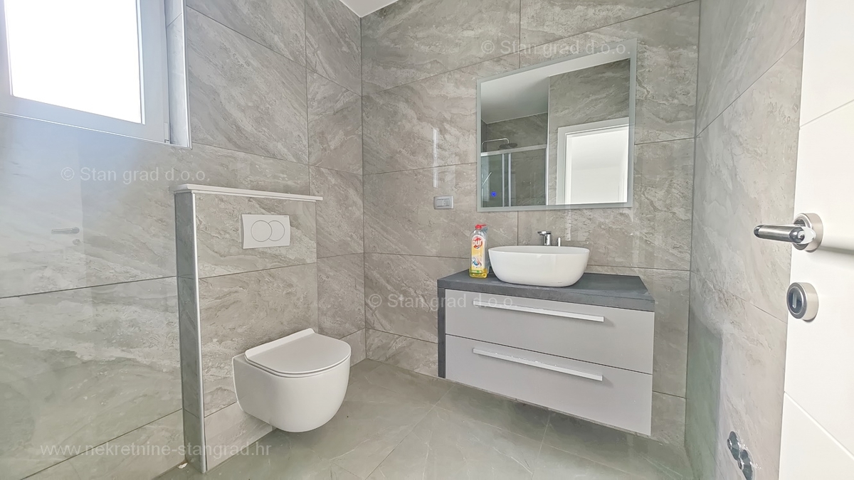 Malinska, moderna samostojna hiša z bazenom!