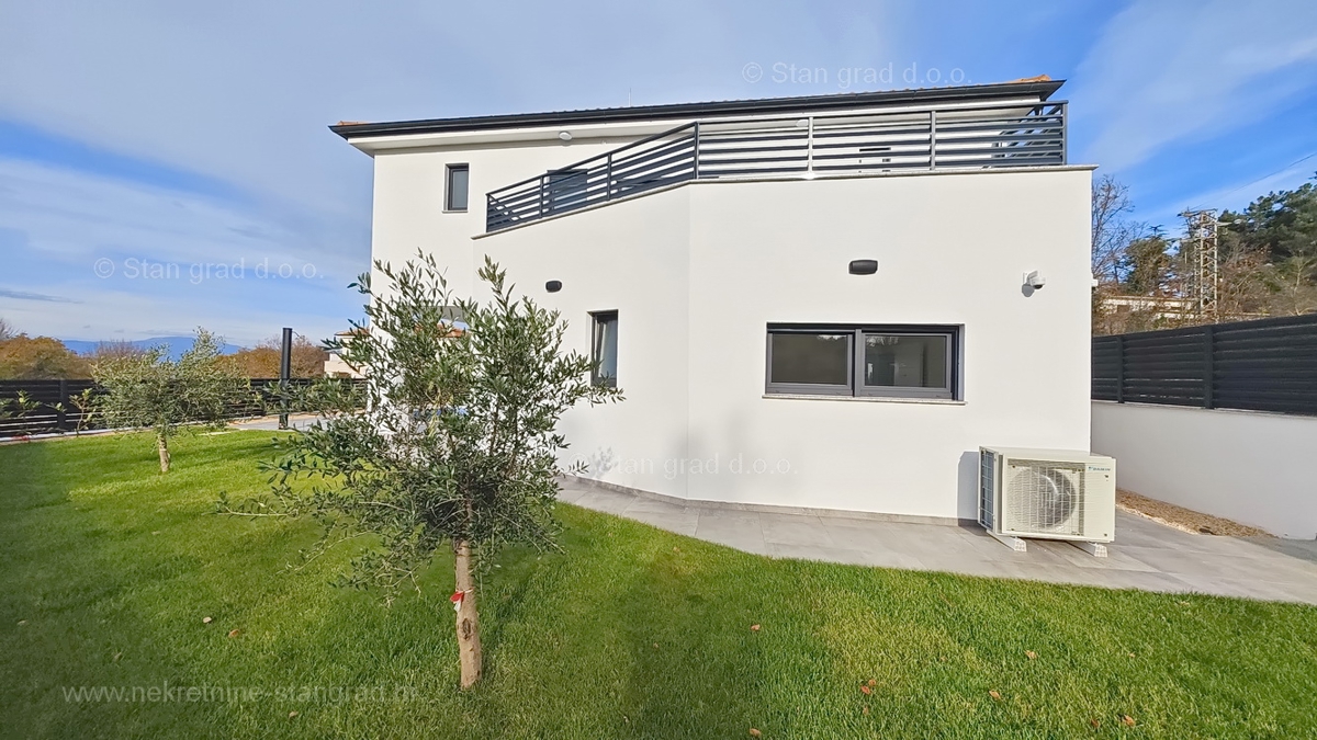 Malinska, moderna samostojna hiša z bazenom!