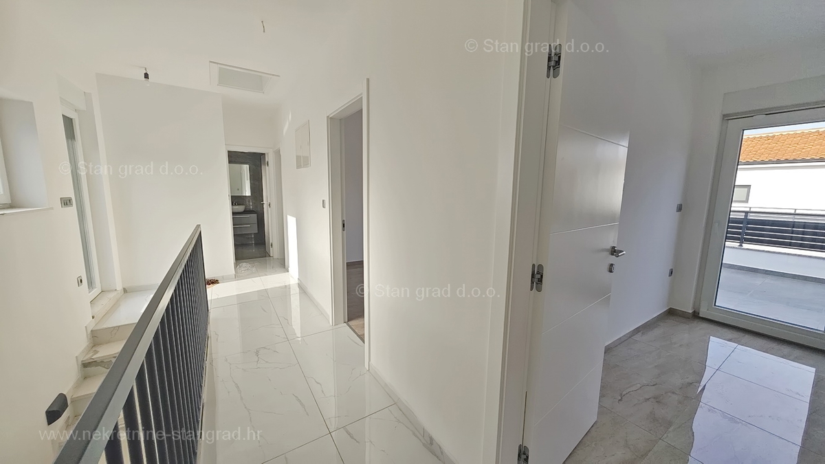 Malinska, moderna samostojna hiša z bazenom!