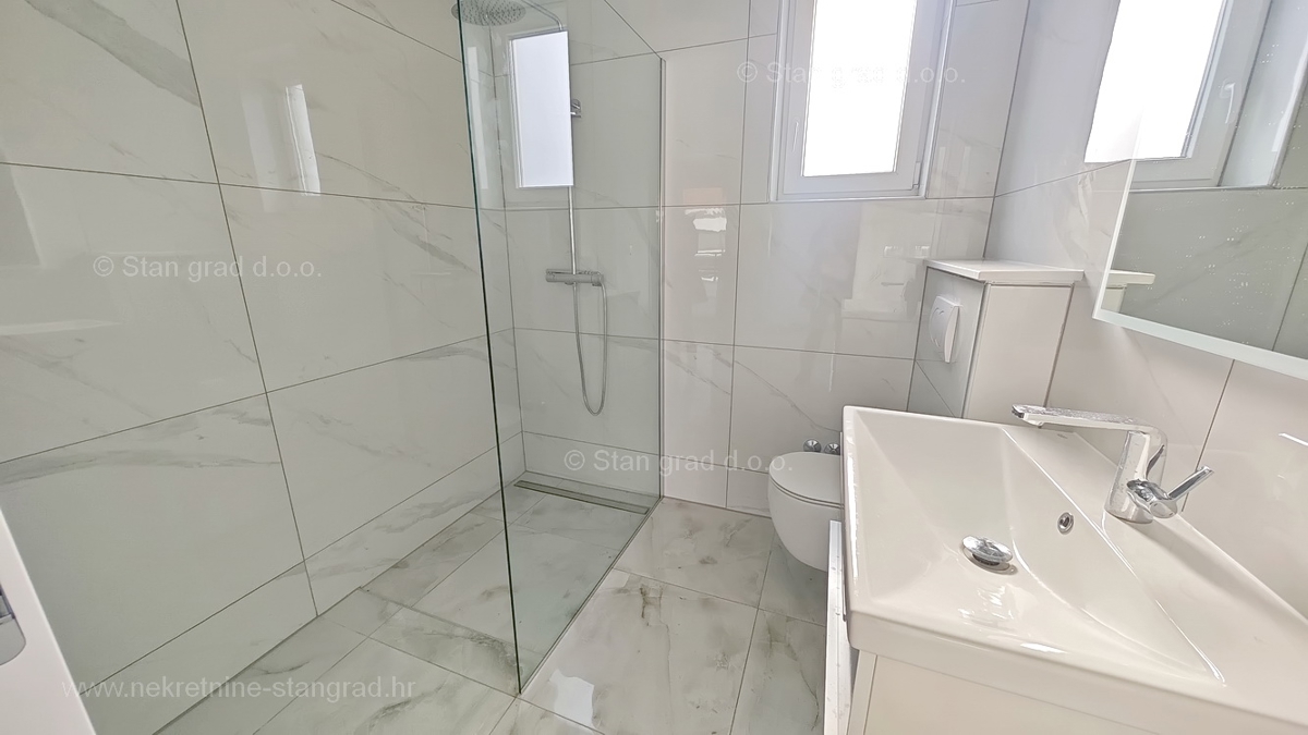 Malinska, moderna samostojna hiša z bazenom!