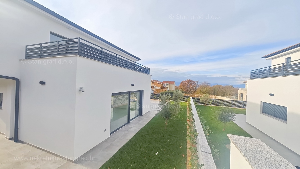 Malinska, moderna samostojna hiša z bazenom!