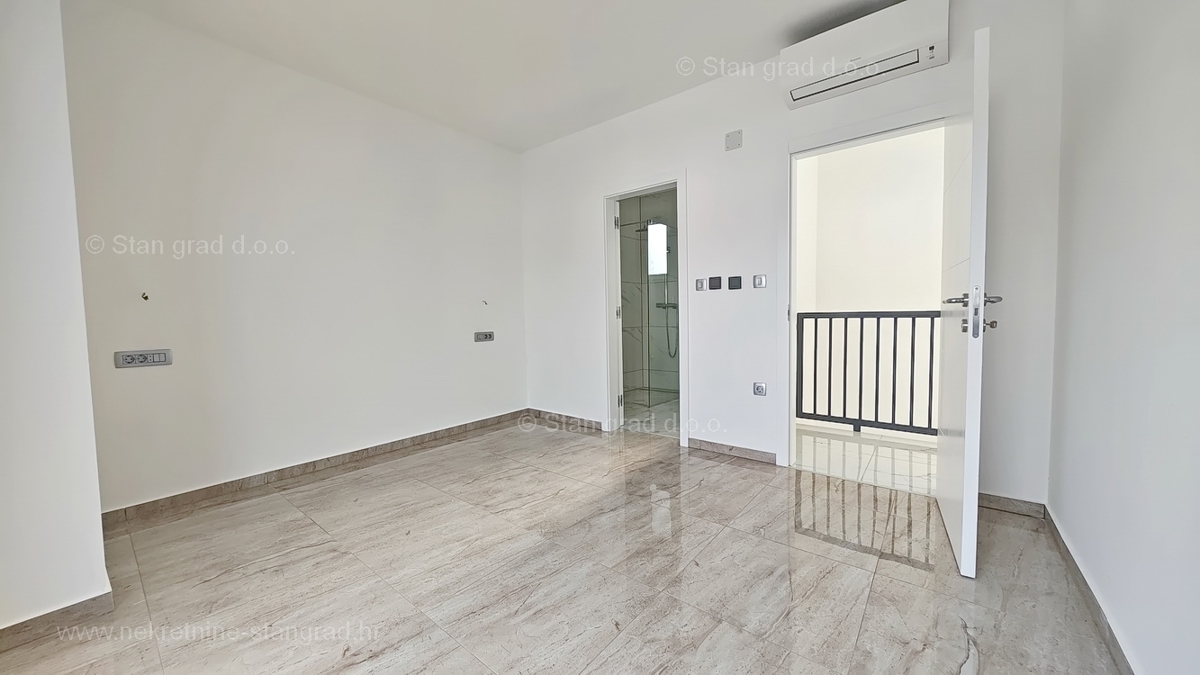 Malinska, moderna samostojna hiša z bazenom!