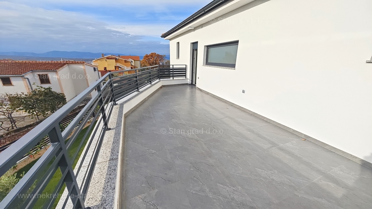 Malinska, moderna samostojna hiša z bazenom!