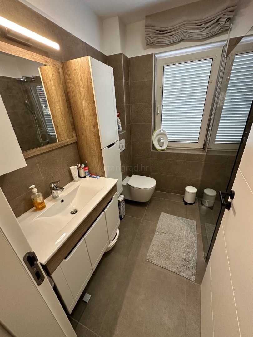 Mesto Krk, udobno opremljeno stanovanje z garažo!