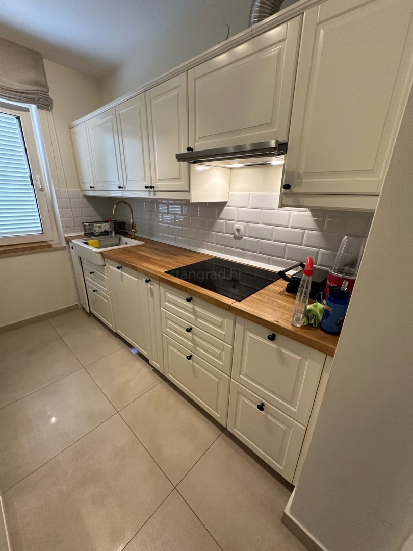 Mesto Krk, udobno opremljeno stanovanje z garažo!