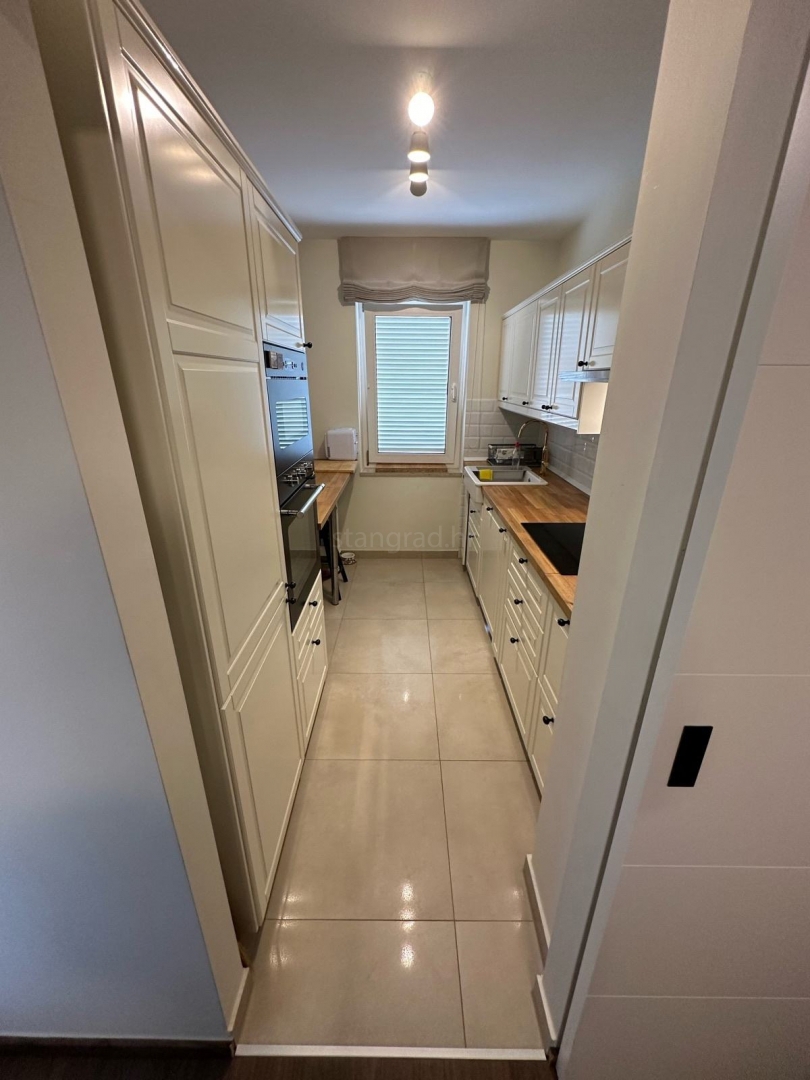 Mesto Krk, udobno opremljeno stanovanje z garažo!