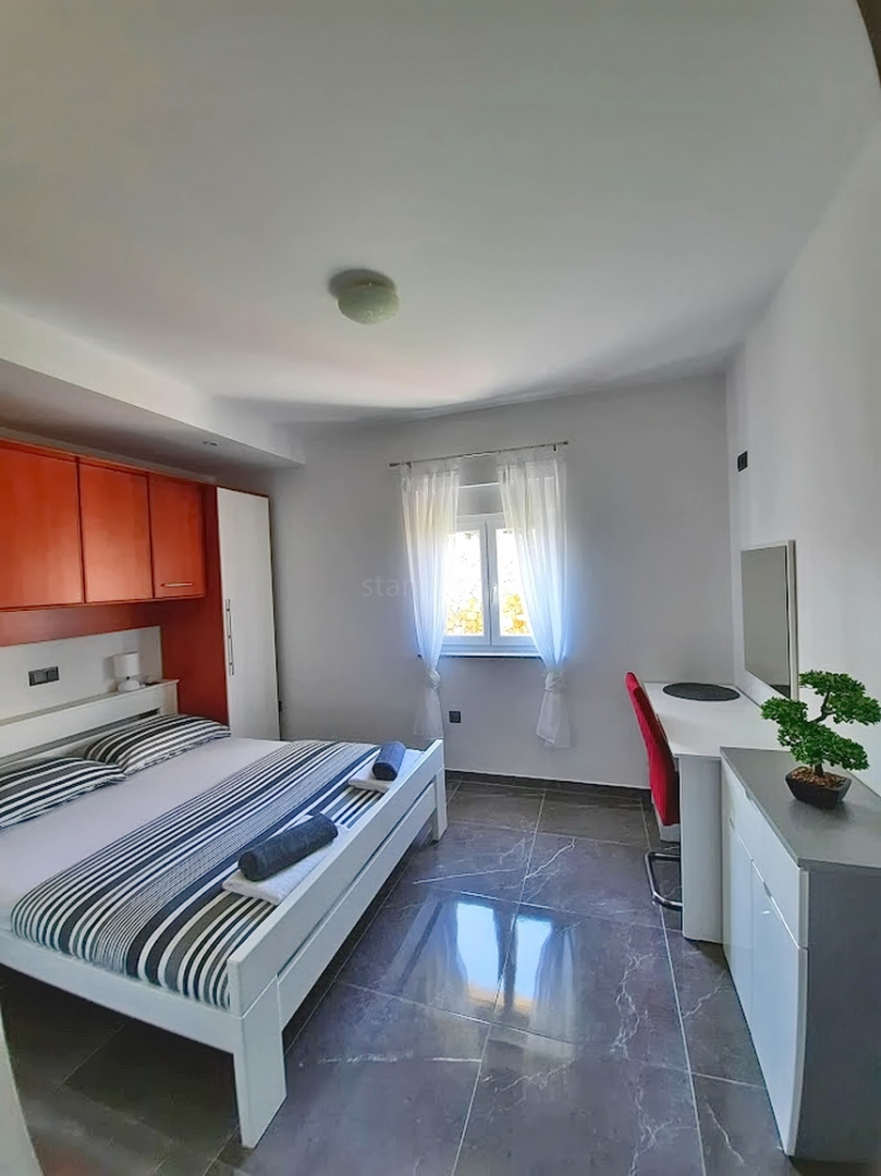 Okolica Vrbnika, samostojna hiša z bazenom!