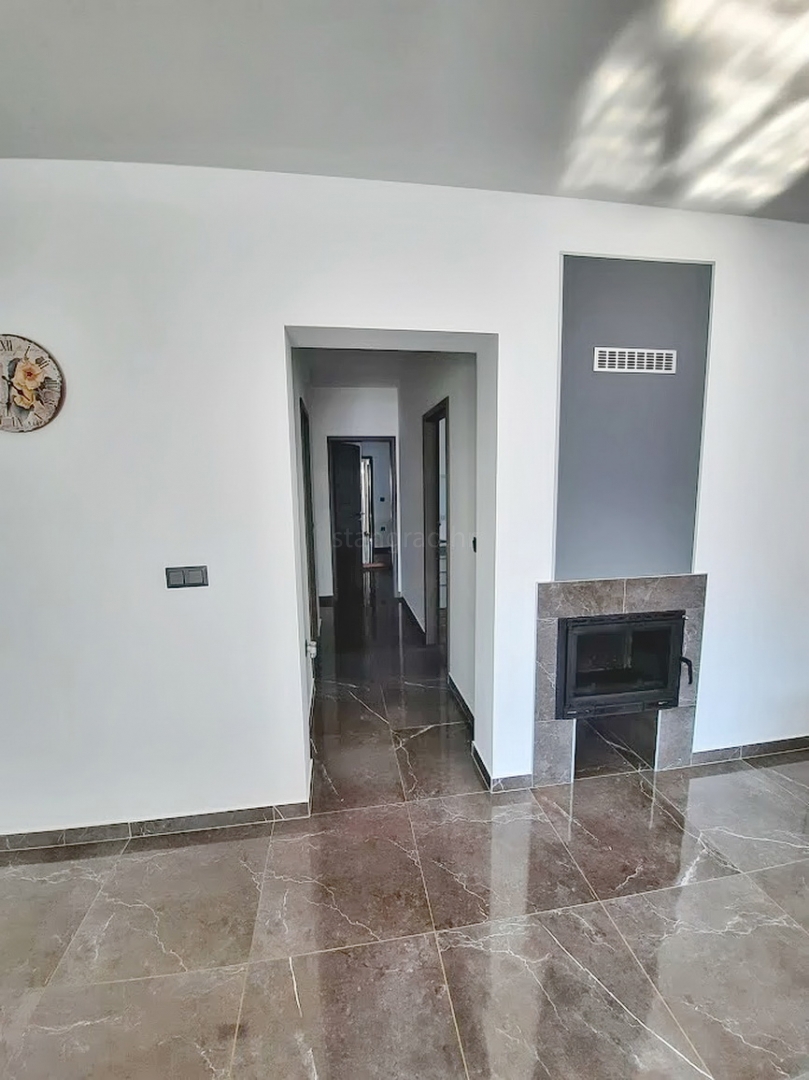 Okolica Vrbnika, samostojna hiša z bazenom!