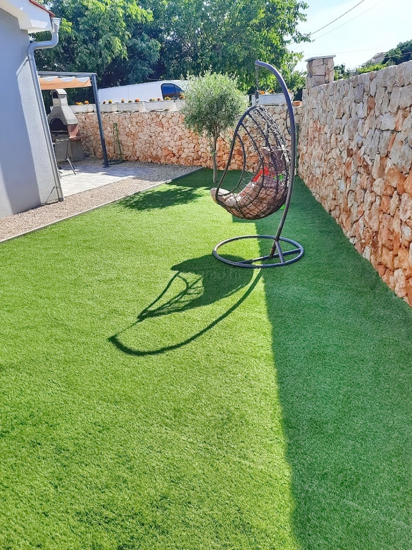 Okolica Vrbnika, samostojna hiša z bazenom!