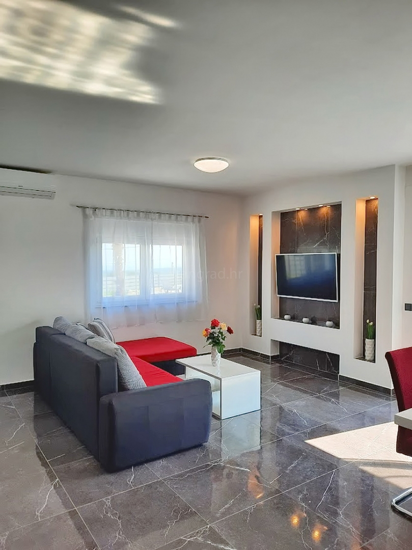 Okolica Vrbnika, samostojna hiša z bazenom!