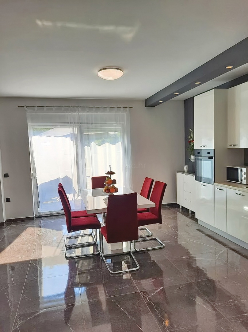 Okolica Vrbnika, samostojna hiša z bazenom!