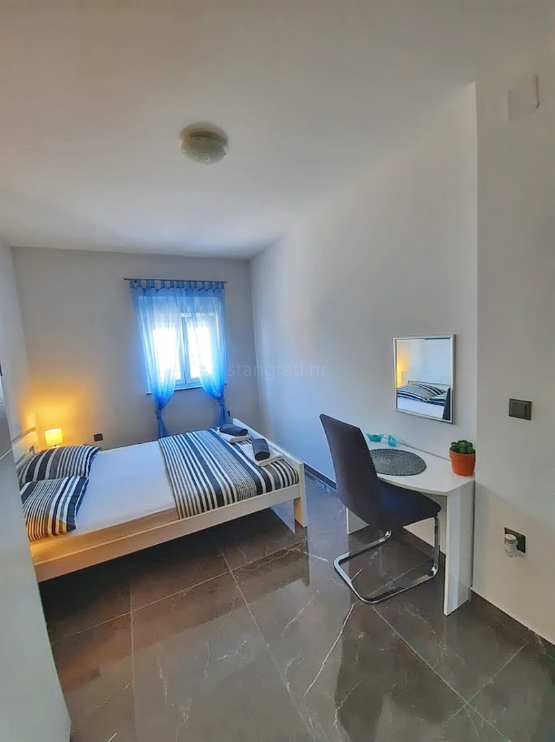 Okolica Vrbnika, samostojna hiša z bazenom!