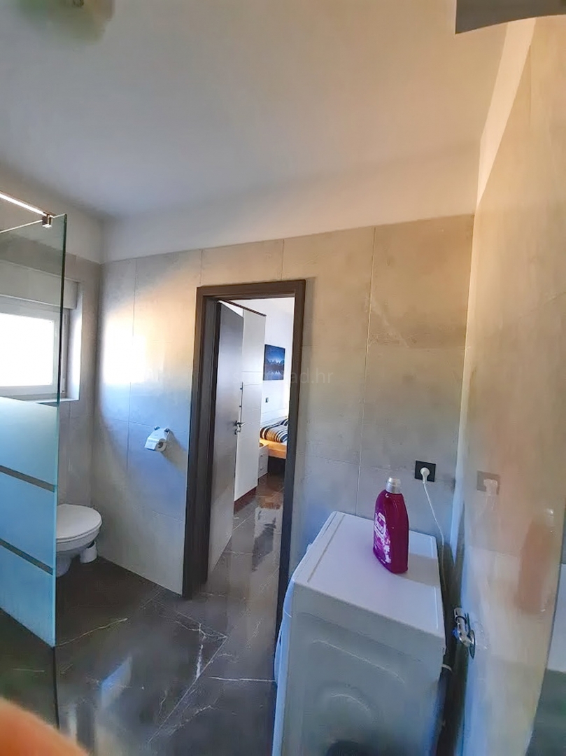 Okolica Vrbnika, samostojna hiša z bazenom!