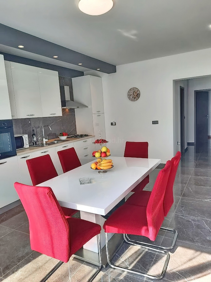 Okolica Vrbnika, samostojna hiša z bazenom!