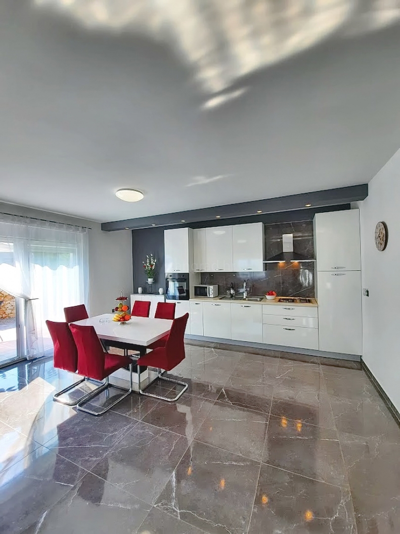 Okolica Vrbnika, samostojna hiša z bazenom!