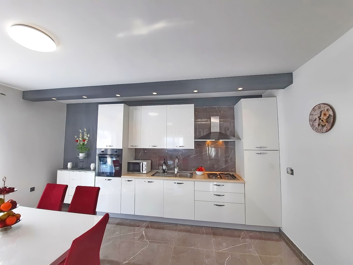 Okolica Vrbnika, samostojna hiša z bazenom!