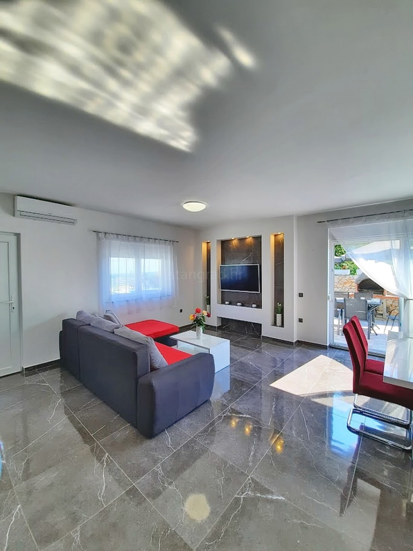 Okolica Vrbnika, samostojna hiša z bazenom!