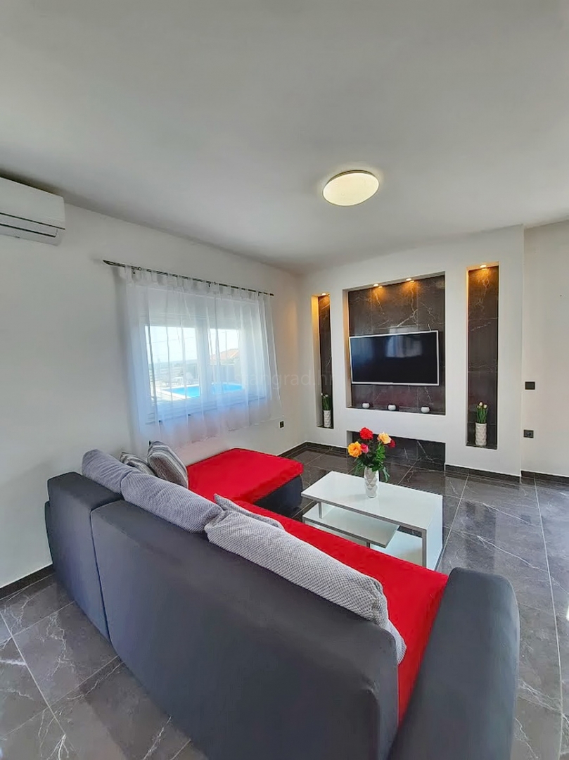 Okolica Vrbnika, samostojna hiša z bazenom!