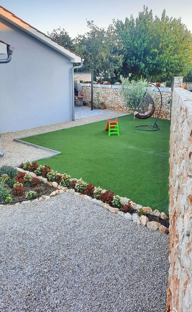 Okolica Vrbnika, samostojna hiša z bazenom!