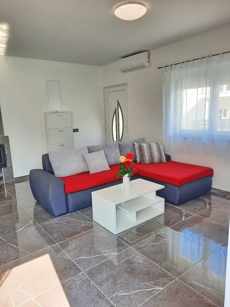 Okolica Vrbnika, samostojna hiša z bazenom!