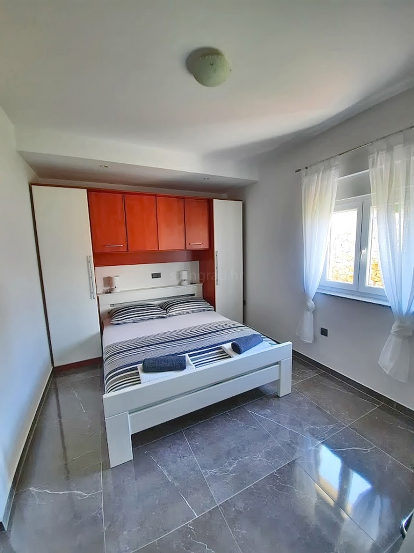 Okolica Vrbnika, samostojna hiša z bazenom!