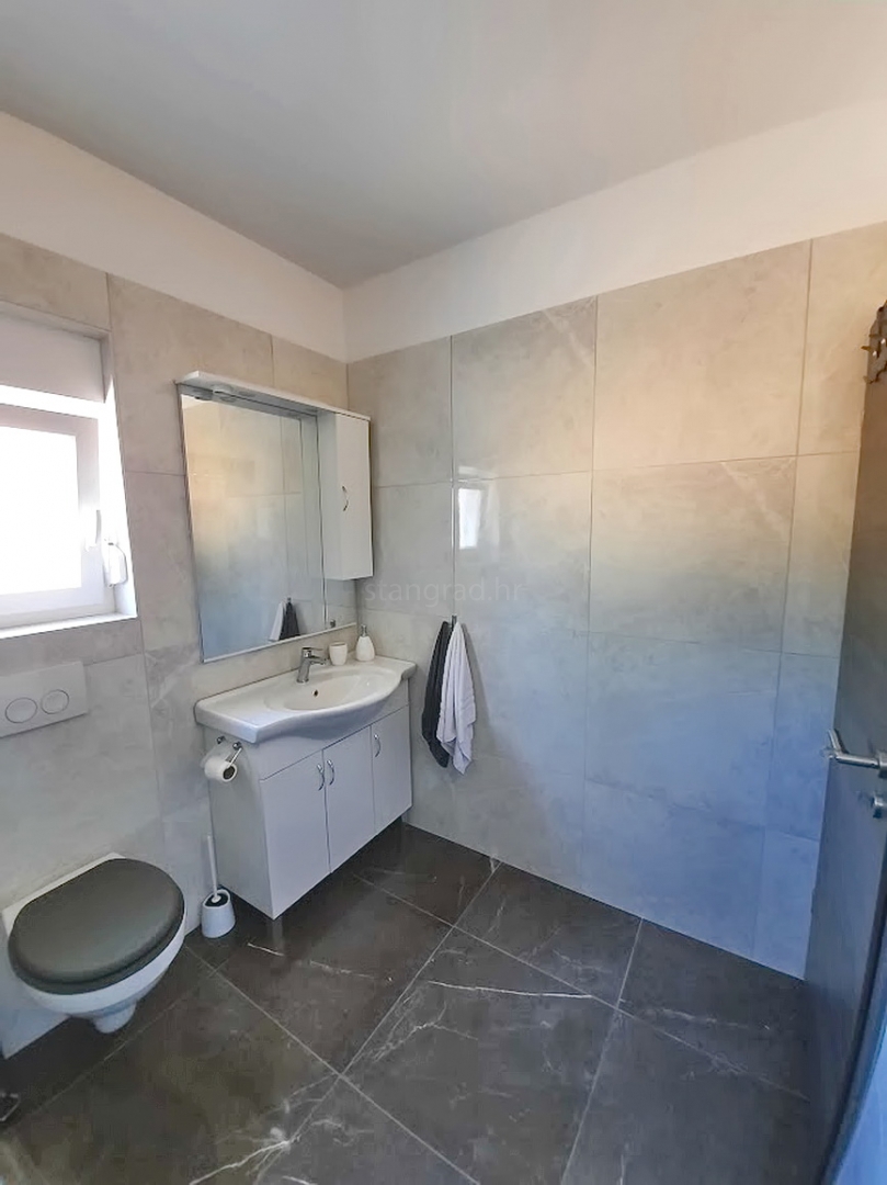 Okolica Vrbnika, samostojna hiša z bazenom!