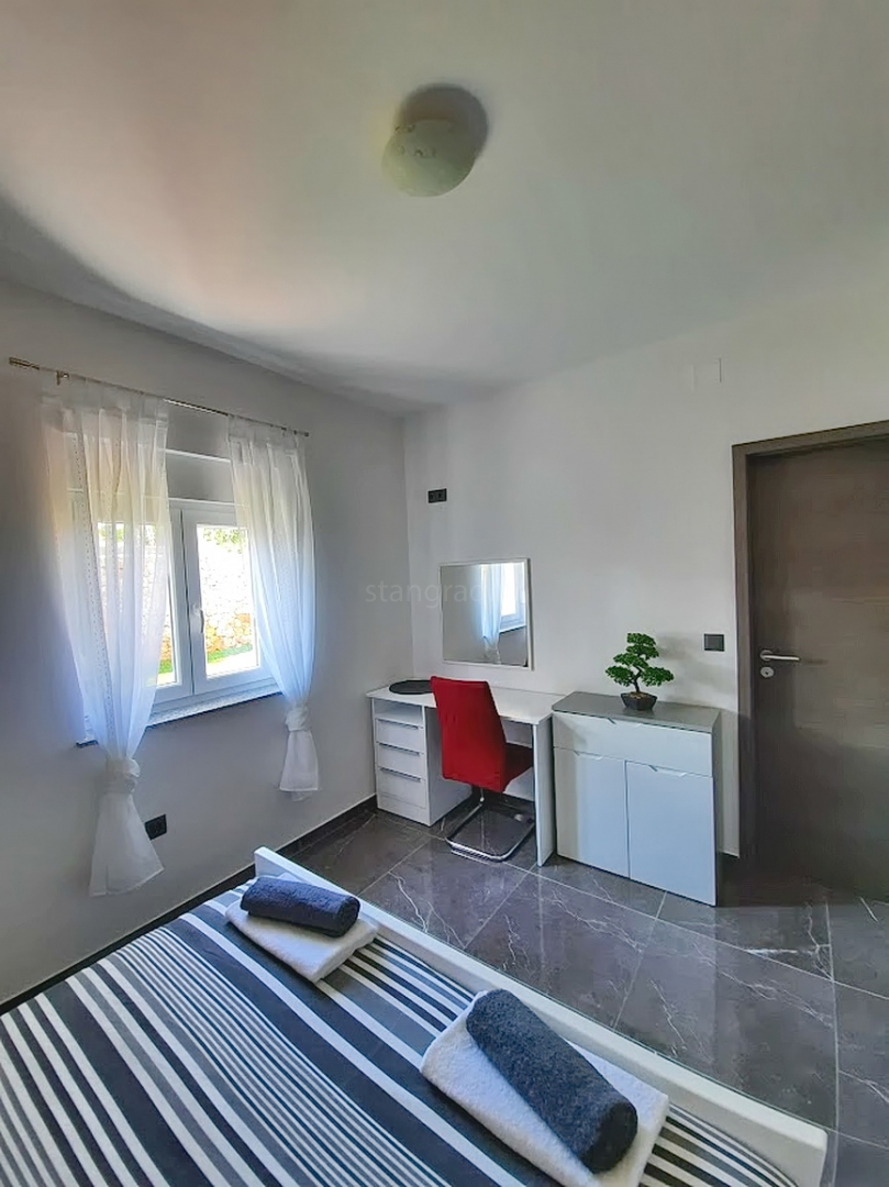 Okolica Vrbnika, samostojna hiša z bazenom!