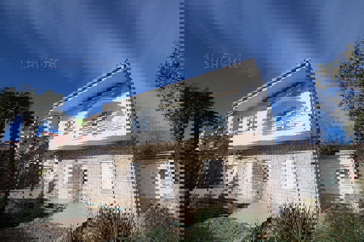 Krk, Hiša s 3 apartmaji v bližini centra in plaže