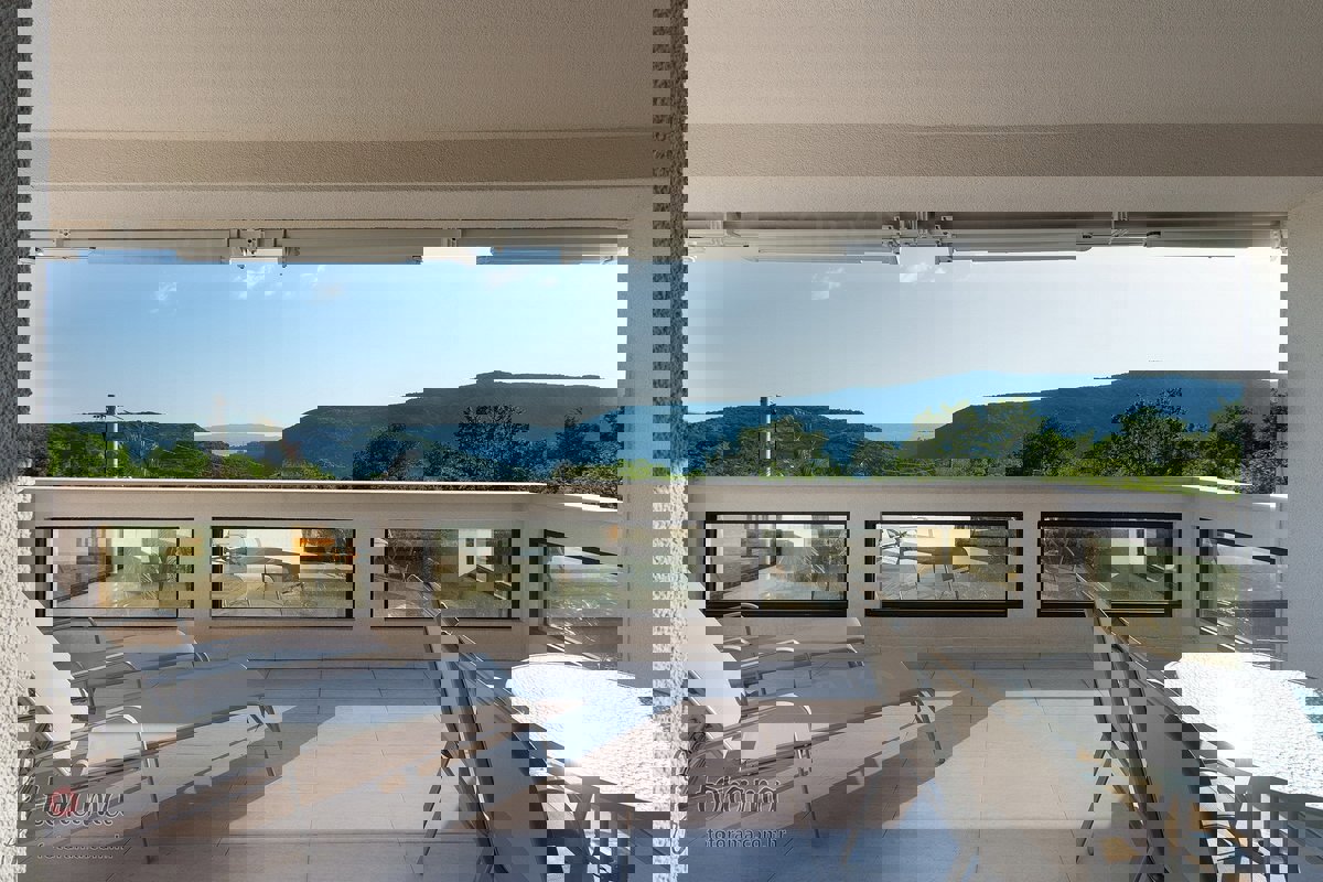 Crikvenica okolica, super-moderna luksuzna vila obdana z zelenjem