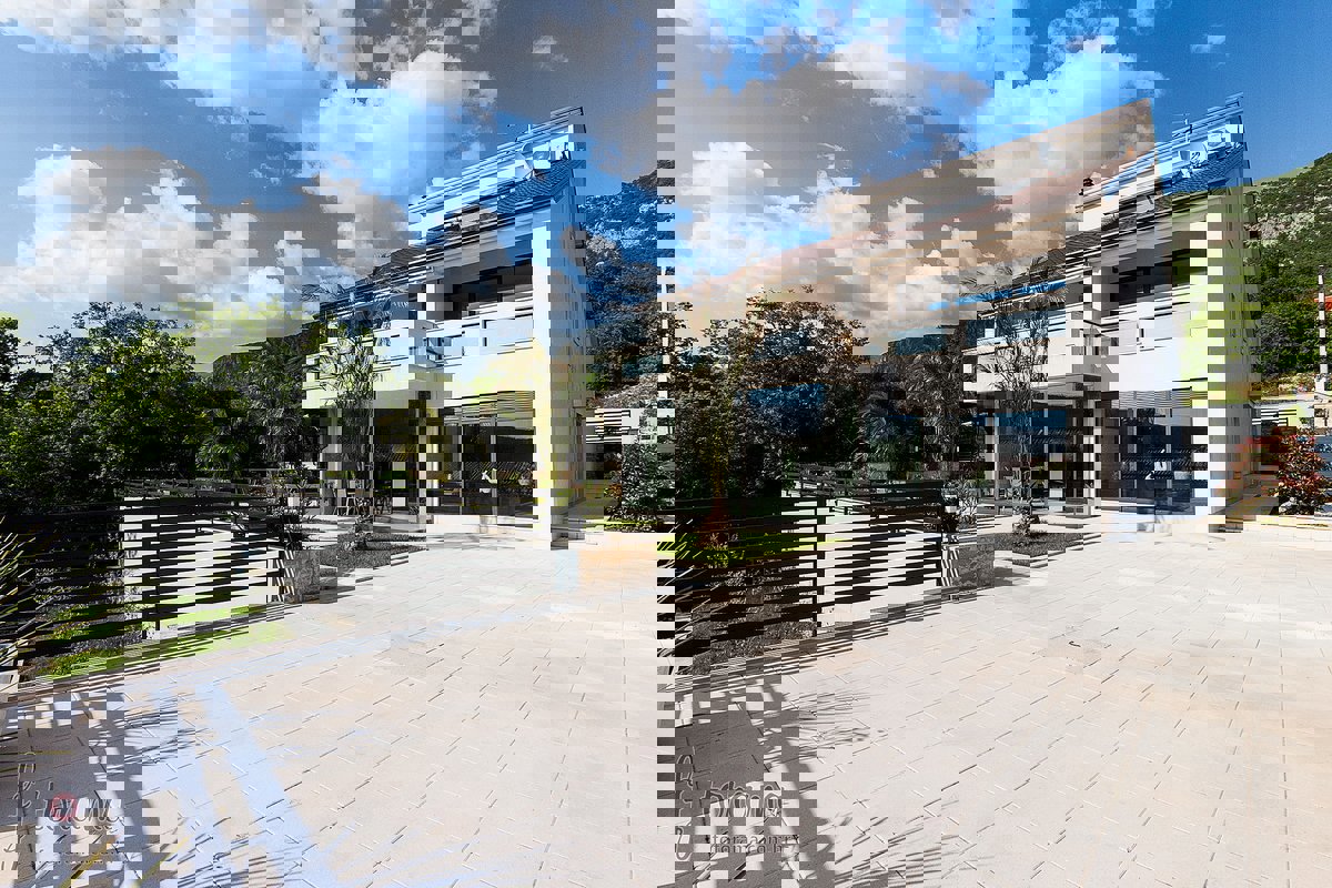 Crikvenica okolica, super-moderna luksuzna vila obdana z zelenjem
