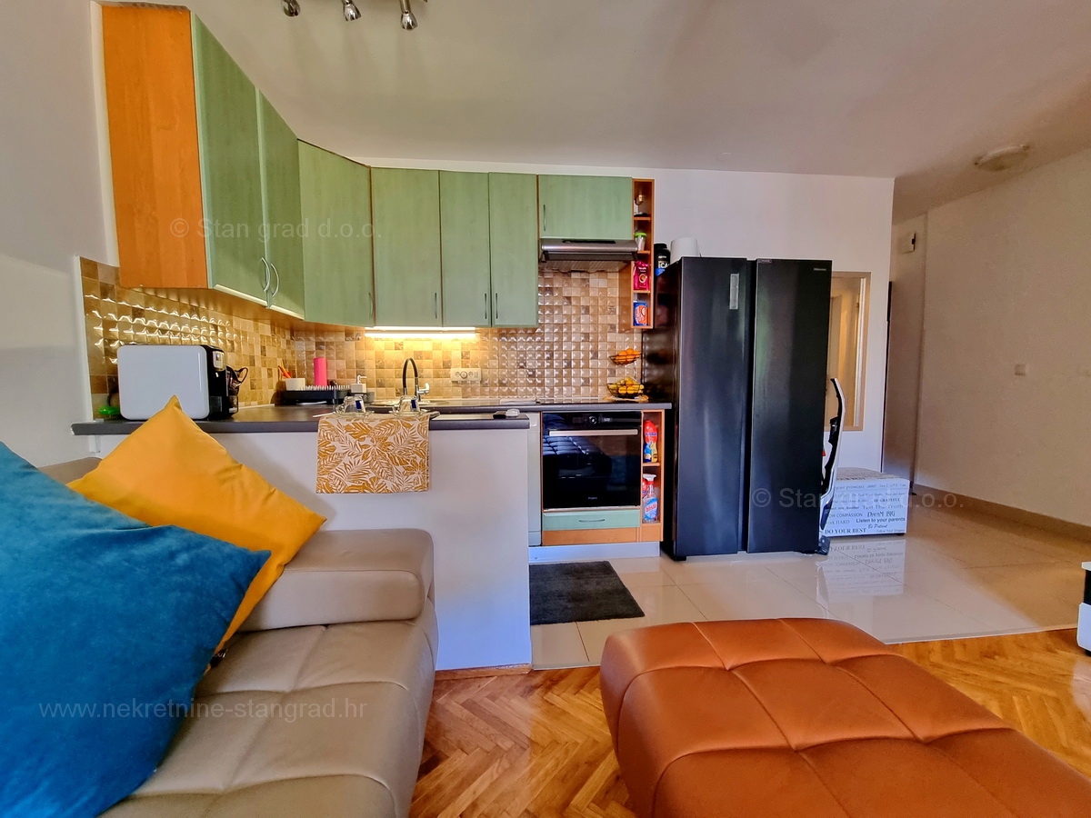 Njivice, prodaja, prenovljen apartma blizu morja!