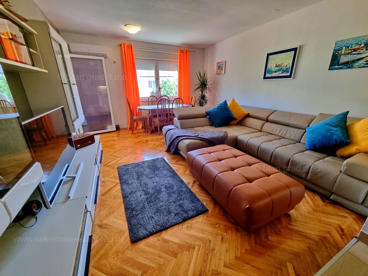 Njivice, prodaja, prenovljen apartma blizu morja!