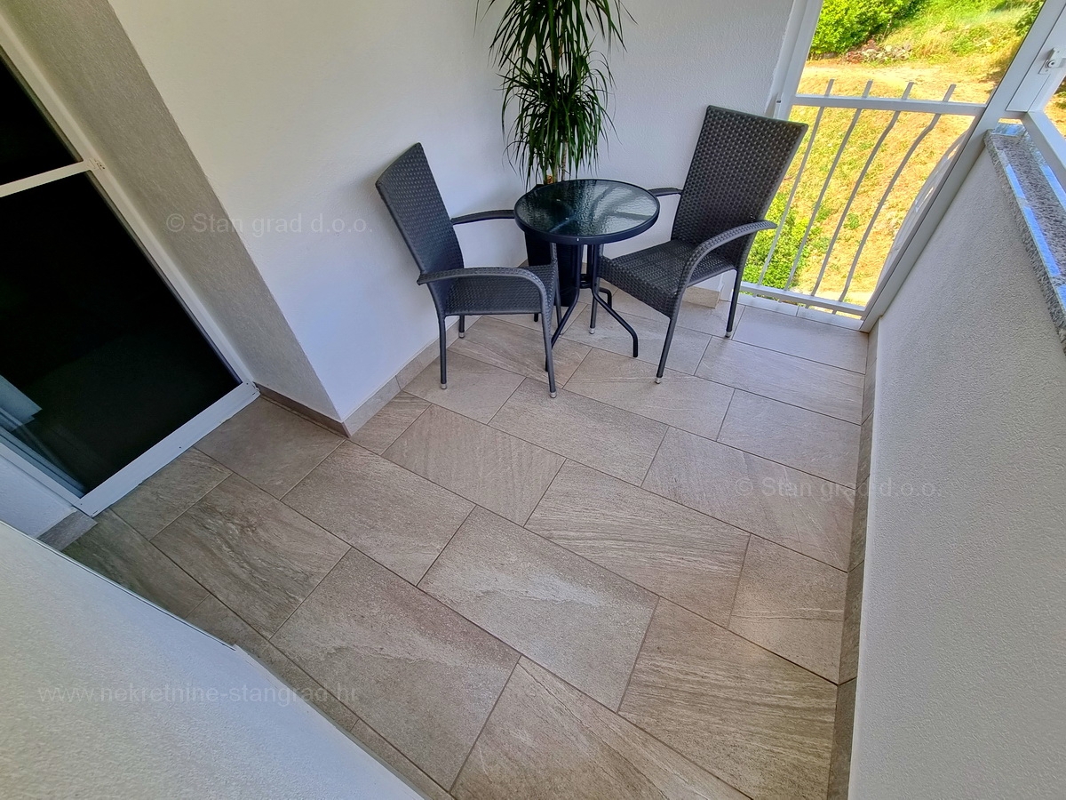 Njivice, prodaja, prenovljen apartma blizu morja!