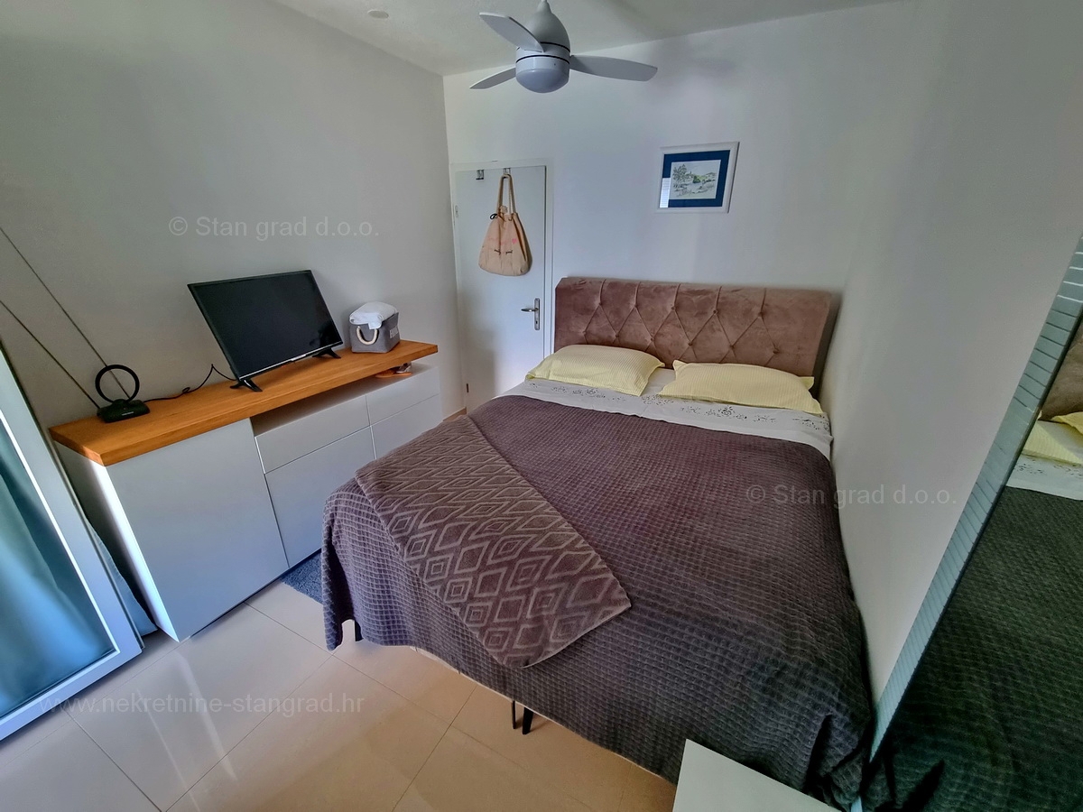 Njivice, prodaja, prenovljen apartma blizu morja!