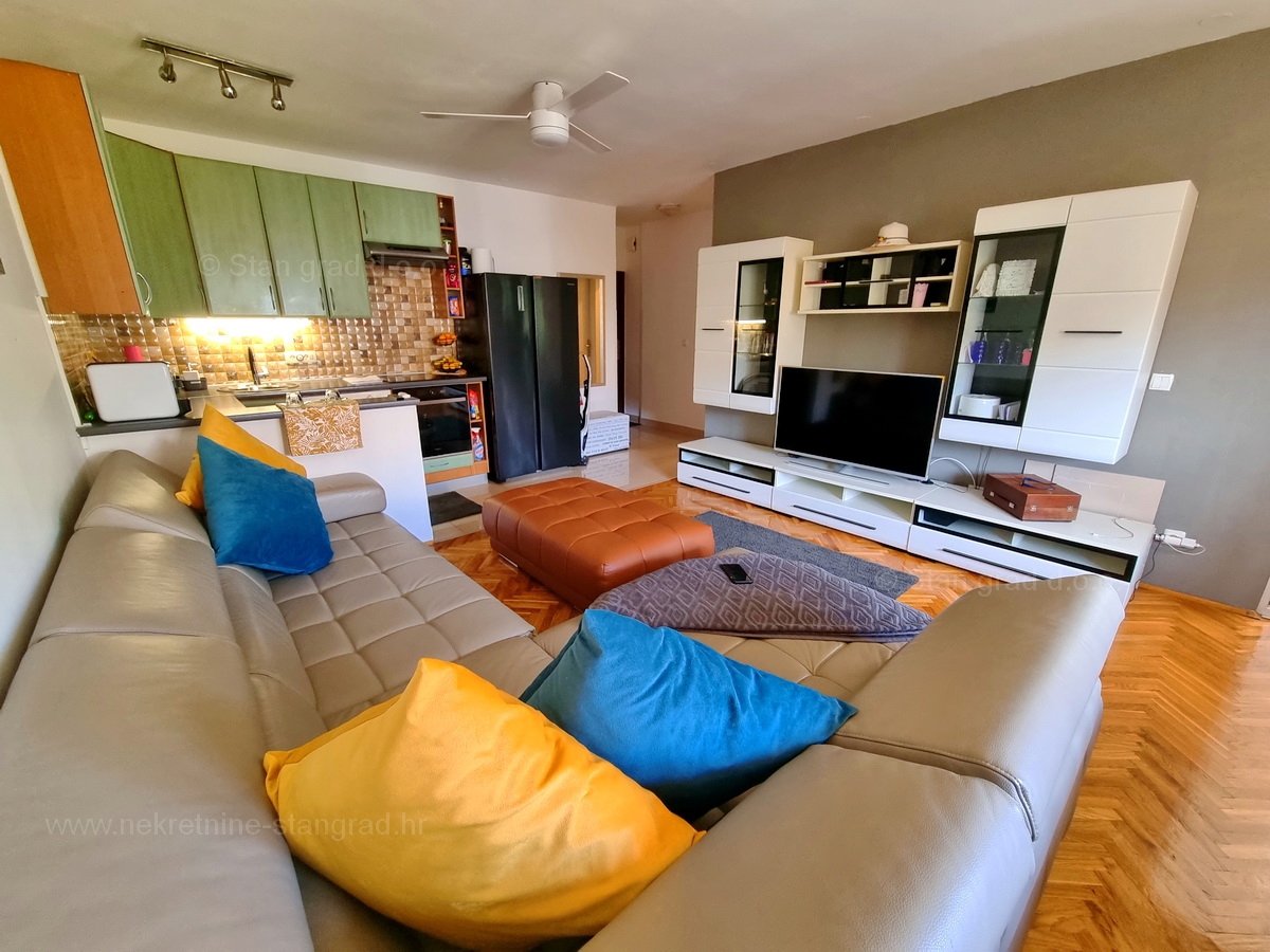 Njivice, prodaja, prenovljen apartma blizu morja!