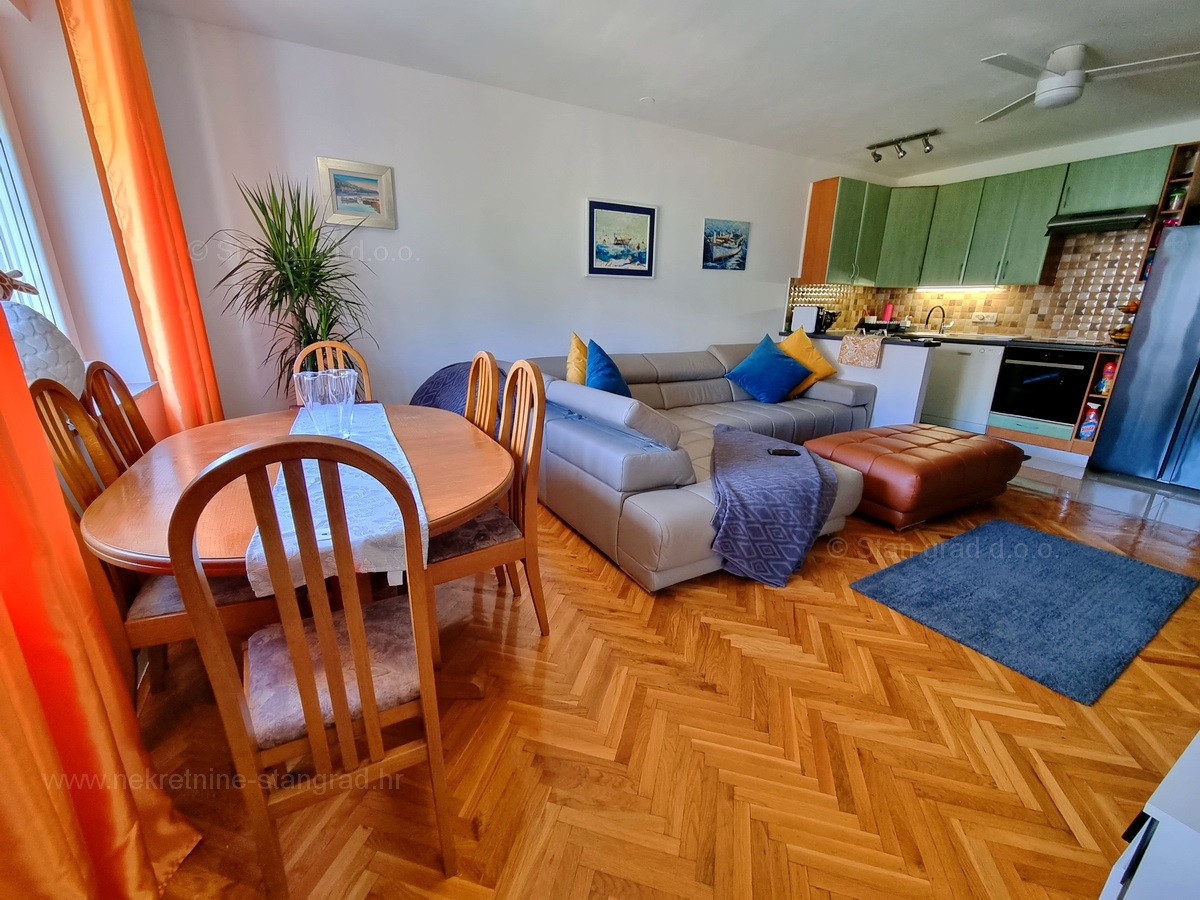 Njivice, prodaja, prenovljen apartma blizu morja!