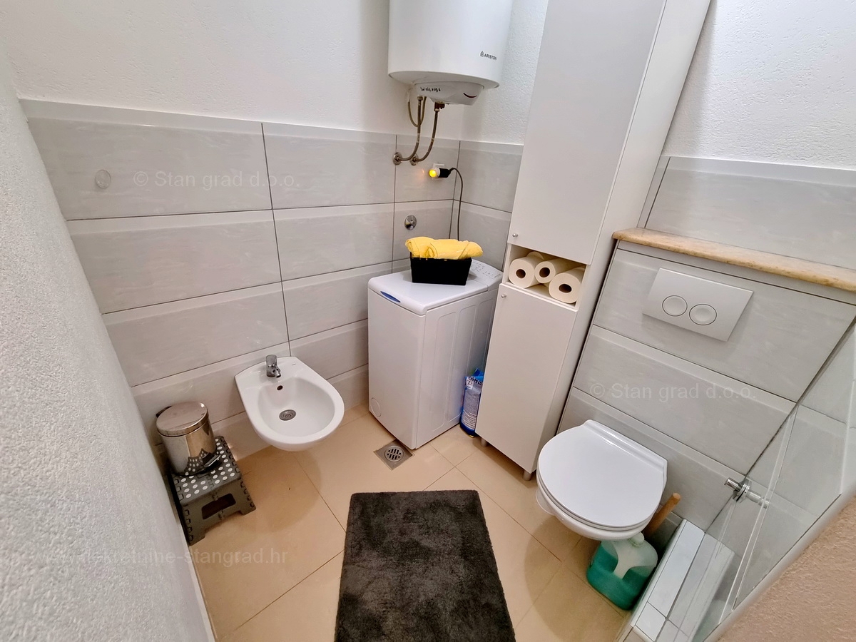 Njivice, prodaja, prenovljen apartma blizu morja!