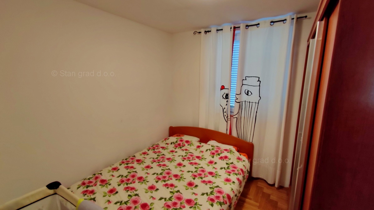 Otok Krk, Malinska, trisobni apartma v pritličju z vrtom, prodaja!