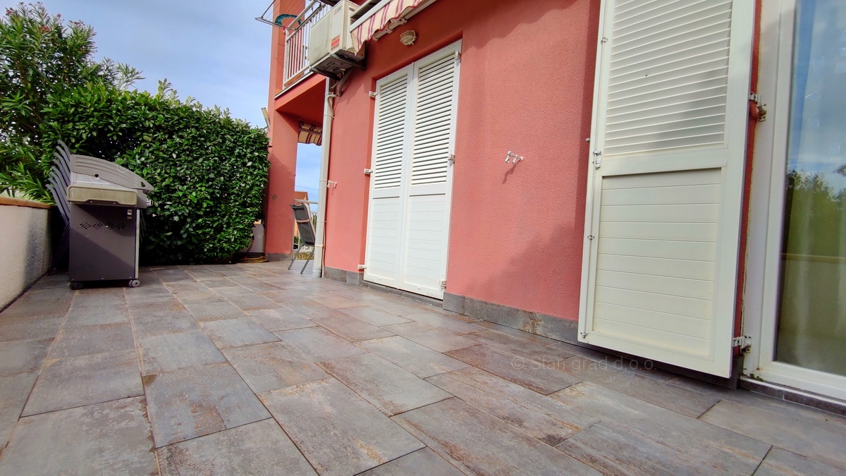 Otok Krk, Malinska, trisobni apartma v pritličju z vrtom, prodaja!