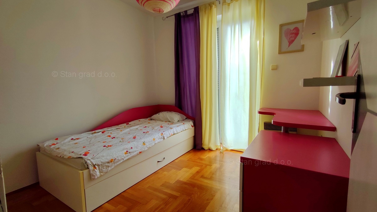 Otok Krk, Malinska, trisobni apartma v pritličju z vrtom, prodaja!