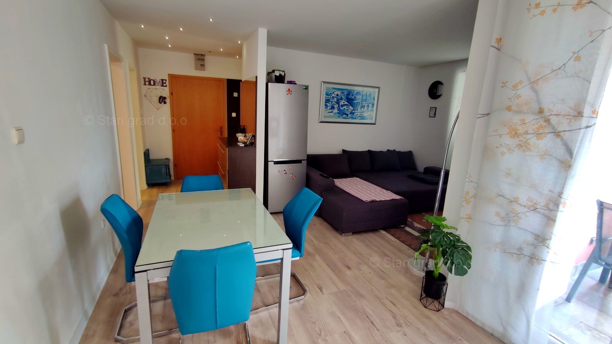 Otok Krk, Malinska, trisobni apartma v pritličju z vrtom, prodaja!
