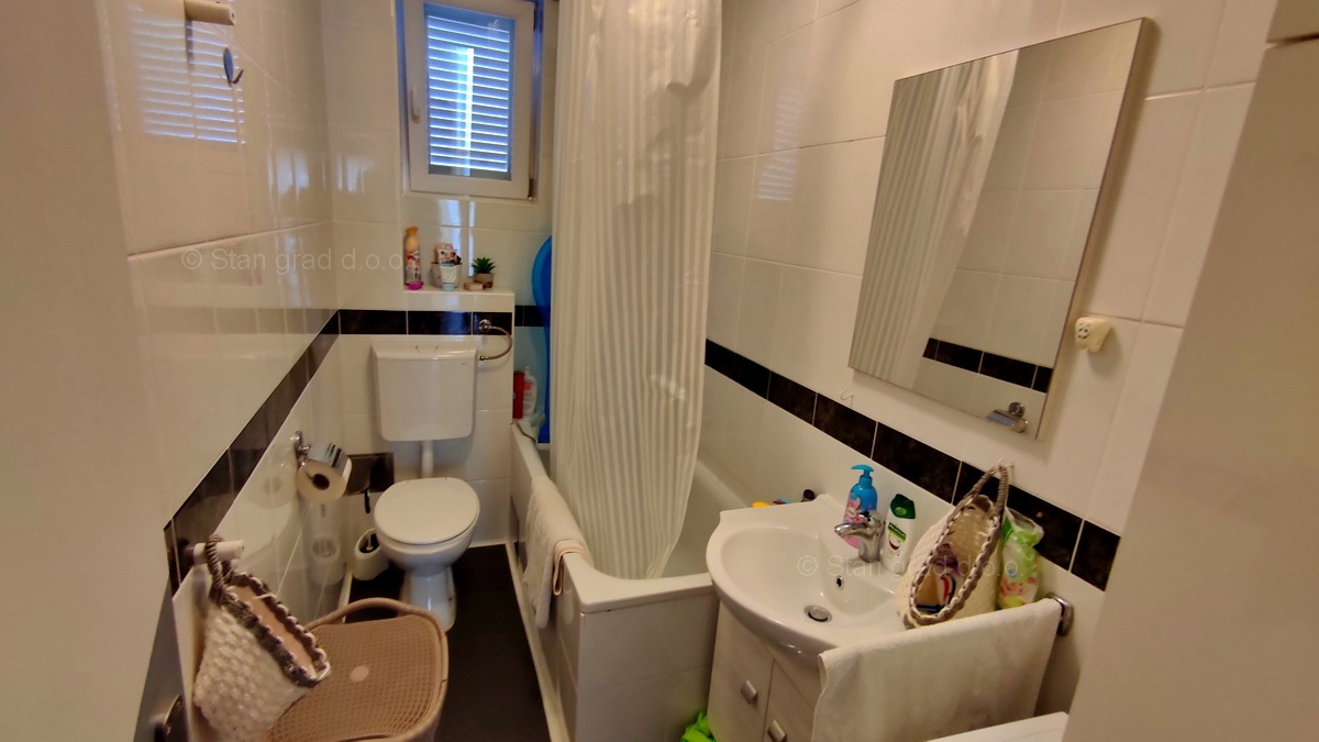 Otok Krk, Malinska, trisobni apartma v pritličju z vrtom, prodaja!